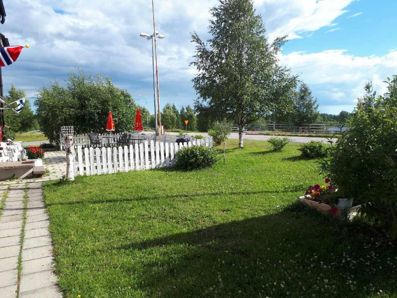 Dessans Cafe & Logi Hotel Pello Exterior foto